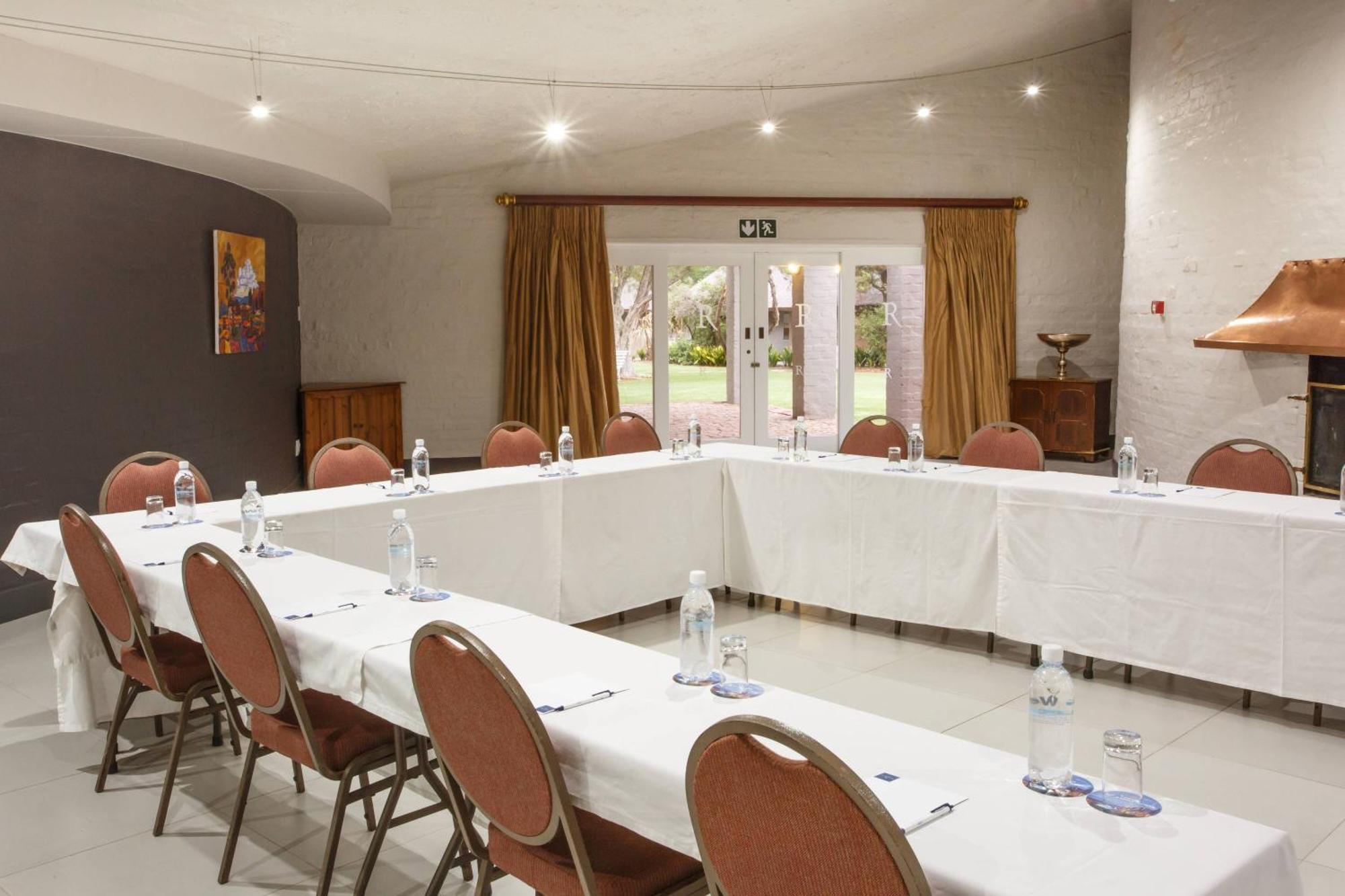 Protea Hotel By Marriott Oudtshoorn Riempie Estate Екстериор снимка